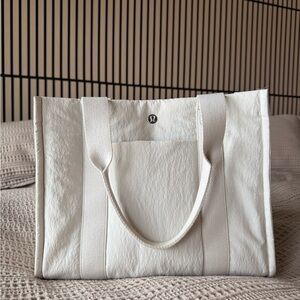 Lululemon boxy tote bag 10L in White!